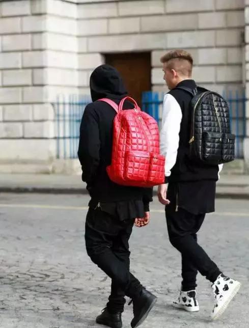 男士包搭配什么衣服好看,男士包包和服装搭配