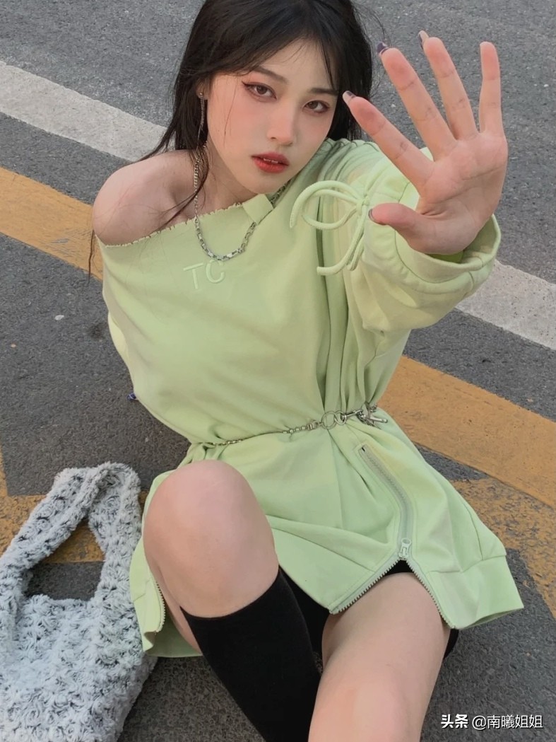 时髦的女人都穿卫衣减龄又好看,女生一定要了解的卫衣经典搭配