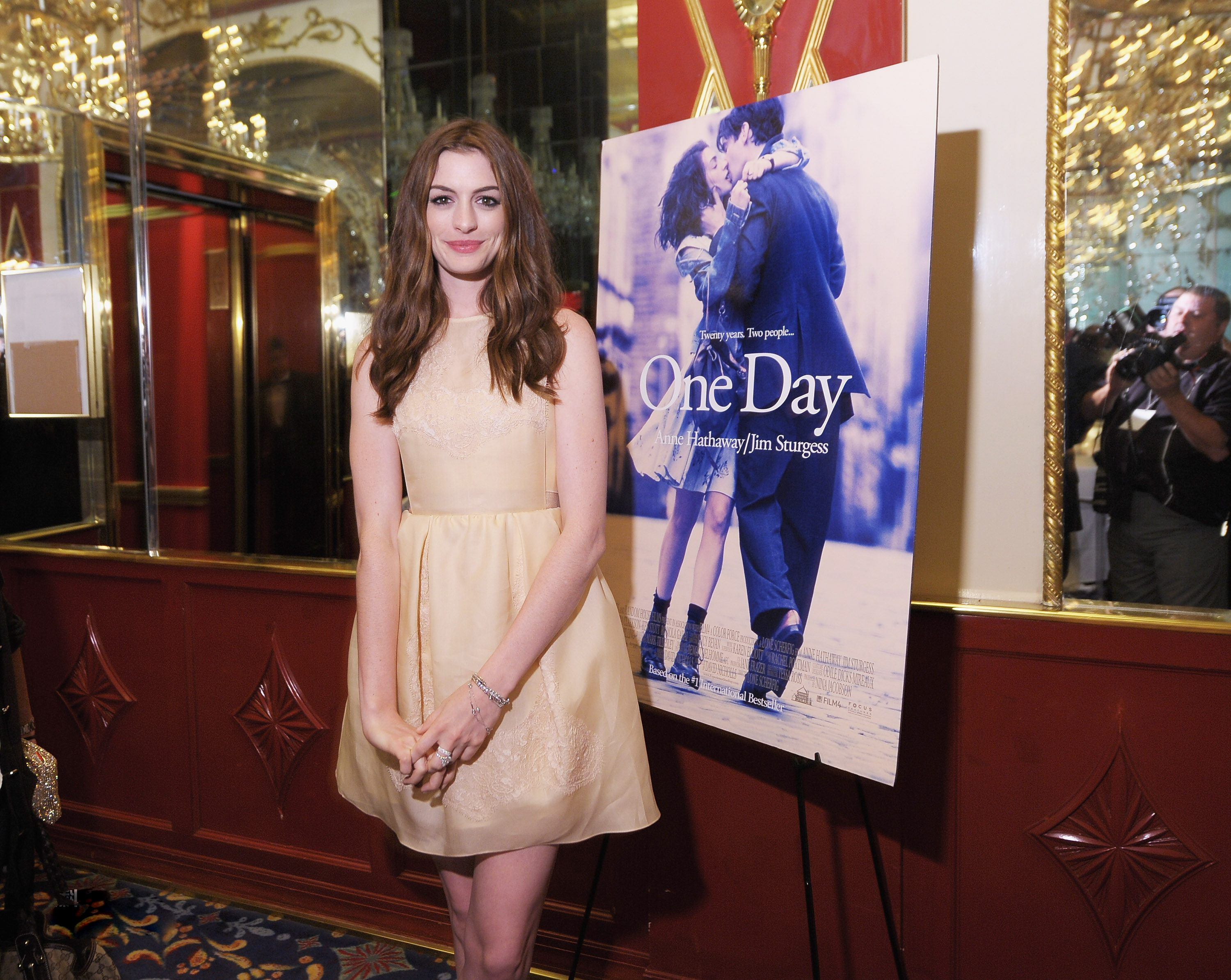 穿普拉达的女王安妮海瑟薇头像,安妮海瑟薇穿普拉达的女王香奈儿