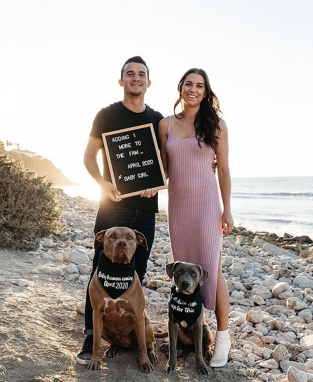 美国足坛第一女神孕7月仍训练，目标东京奥运会，肌肉腿堪比C罗