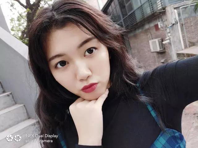 如何让自拍更好看,自拍怎么把人拍的很高大