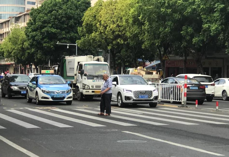 肇庆斑马线,肇庆斑马线前让行视频