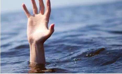 70岁老人下河游泳遇险,海边游泳溺水18岁男孩