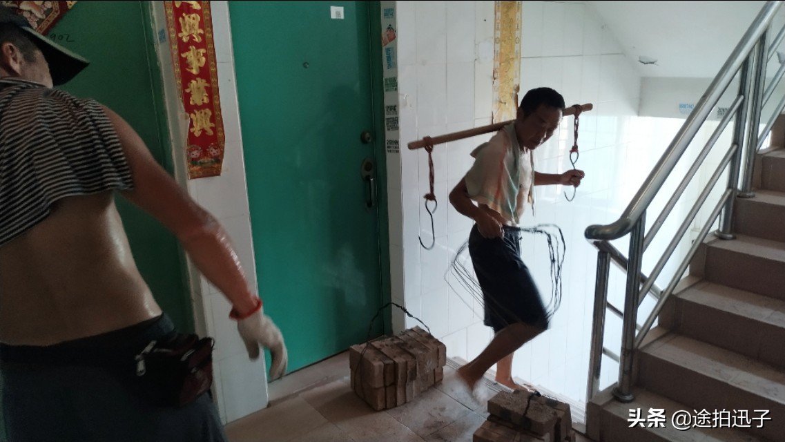 挑山工到山顶一趟多少钱,挑山工一天多少钱