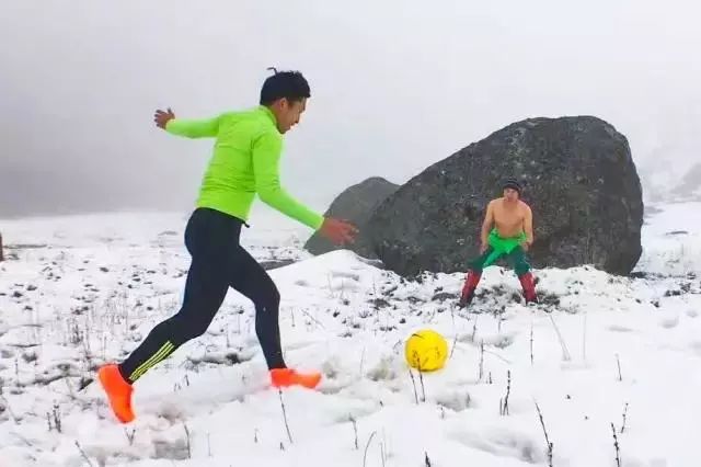 人物|踢着足球跑完首马！他说：做荒唐事才是正经事