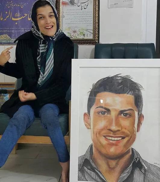 可敬的人！伊朗残疾女孩用脚画C罗：希望他（C罗）能看到我的画