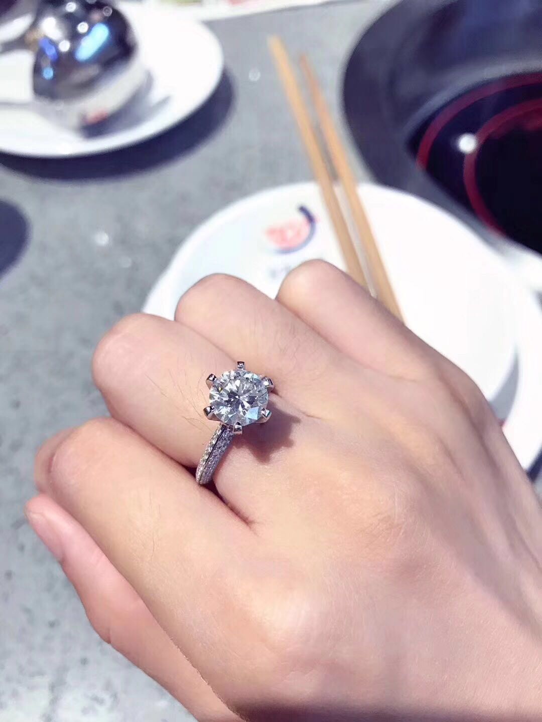 钻戒什么款式戴着实用女,结婚钻戒的选择如何做到省钱实惠