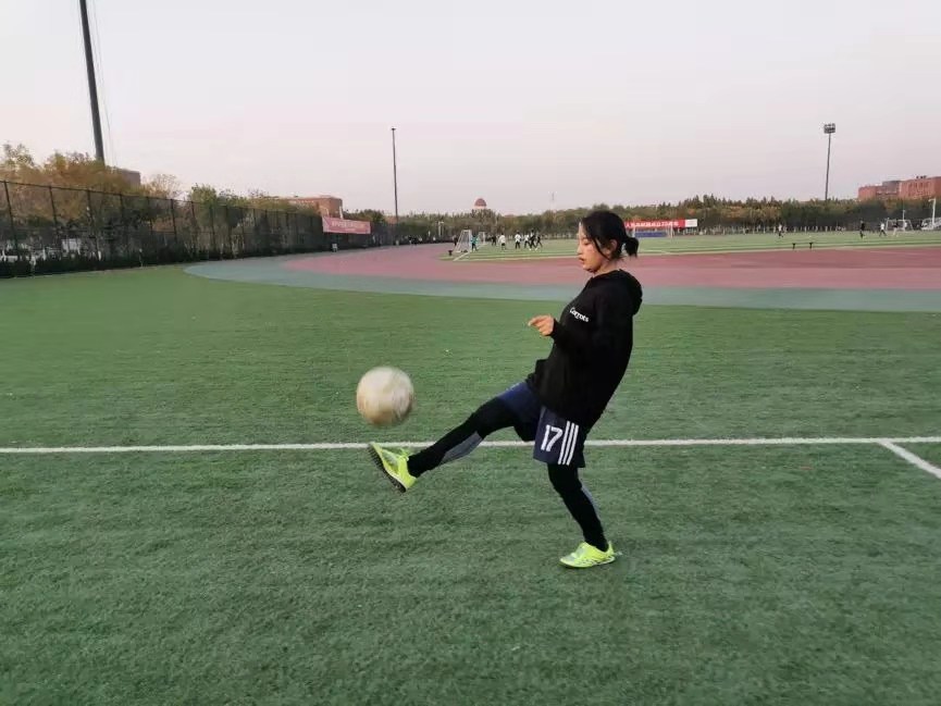 她，热爱足球，是南开大学男足球队队长，兴趣与学习不是“敌人”