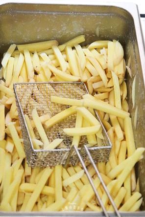 火遍ins荷兰国民大长腿薯条来了，一根要吃7口