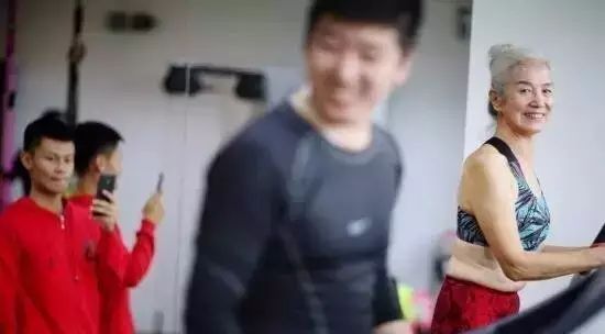 73岁天津白发奶奶健身,73岁白发奶奶坚持健身