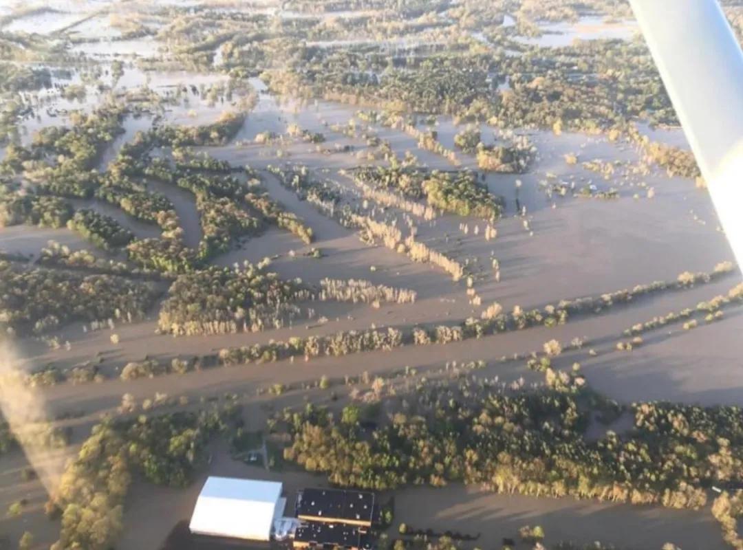 洪水灾害学校,学校下暴雨被水淹了