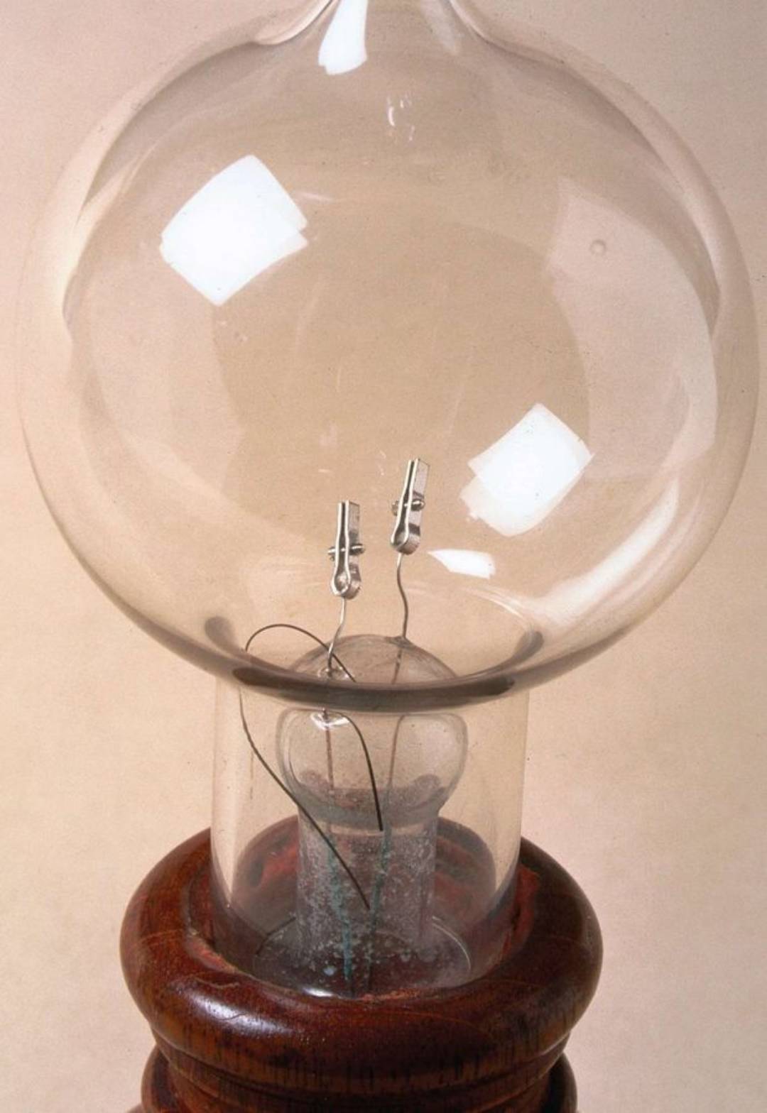 电灯发明者简介,电灯的发明者是谁爱迪生