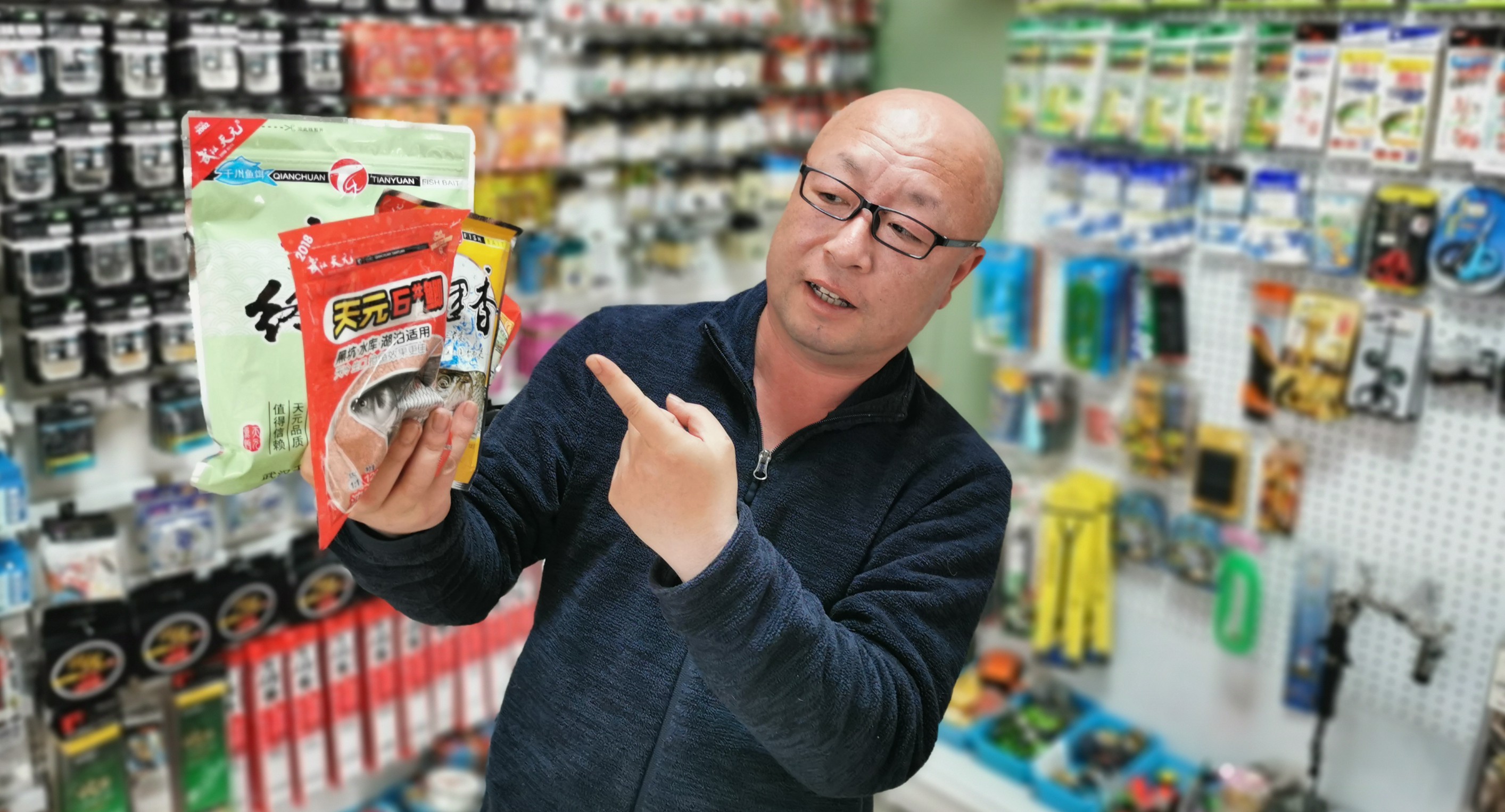 钓友去渔具店买渔具,去渔具店买钓鱼渔具怎么选