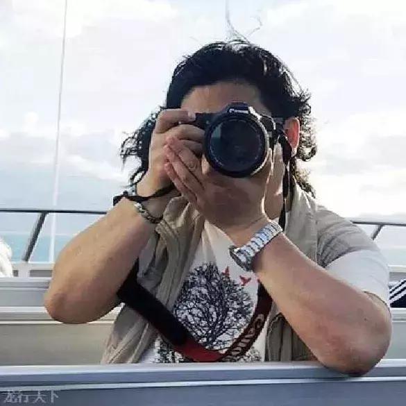 纸上的光影和字：6月30日，来看中国20位诗人的街拍摄影展