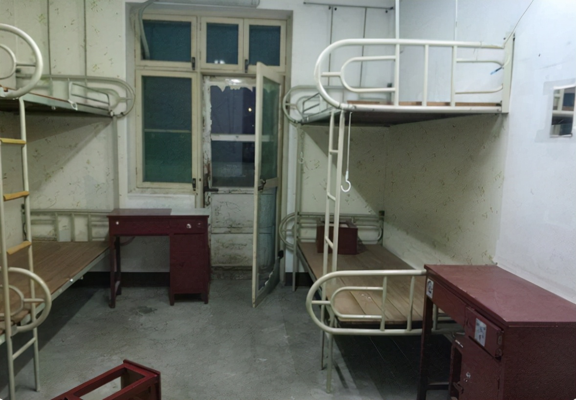 你以为的大学vs现实中的大学视频,你以为的大学课间vs现实中的大学