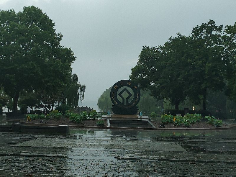杭州西湖断桥好大的雨,杭州西湖断桥残雪夜景下雨