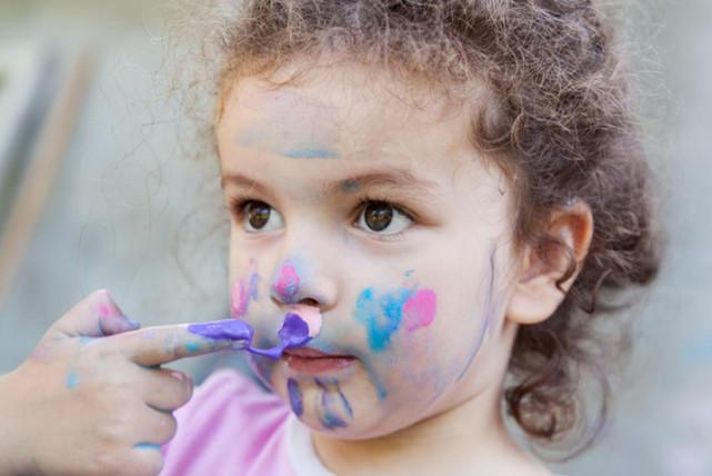 儿童青少年心理教育讲解：孩子偷偷化妆父母应该怎么办