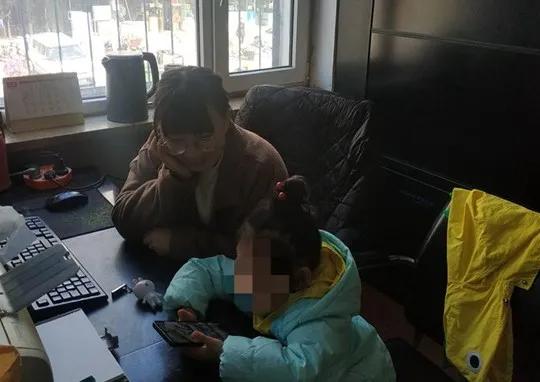 父亲贩毒、母亲吸毒，4岁女孩怎么办？