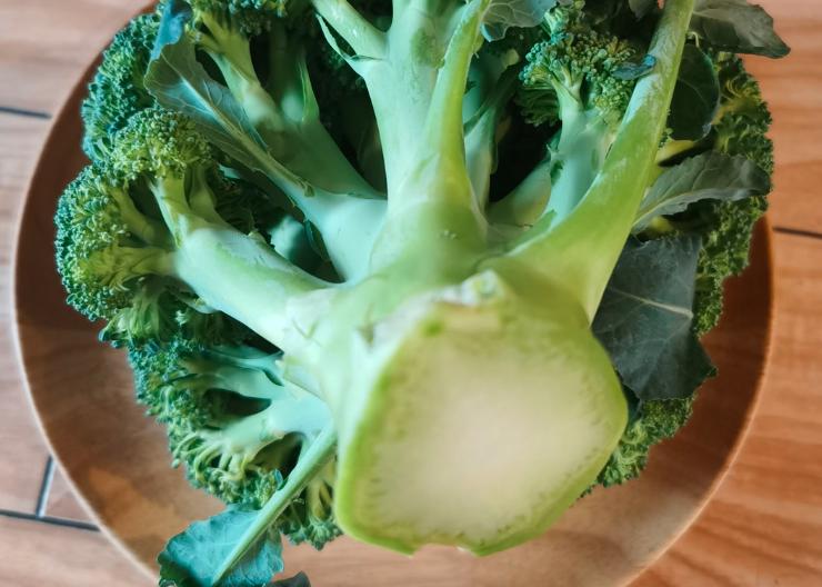 清洗西兰花用凉水还是热水,苏打水泡西兰花能洗得干净吗