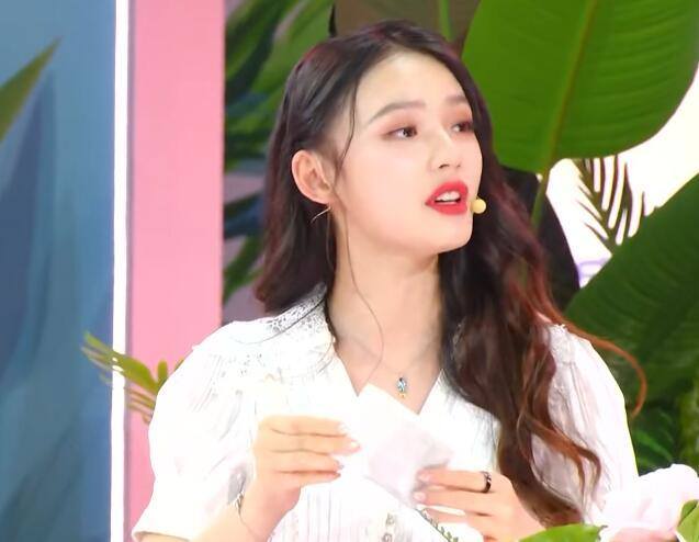 吴昕送泡脚粉，黄圣依送拔罐，林允送奶茶，看到郑爽送的：最实用