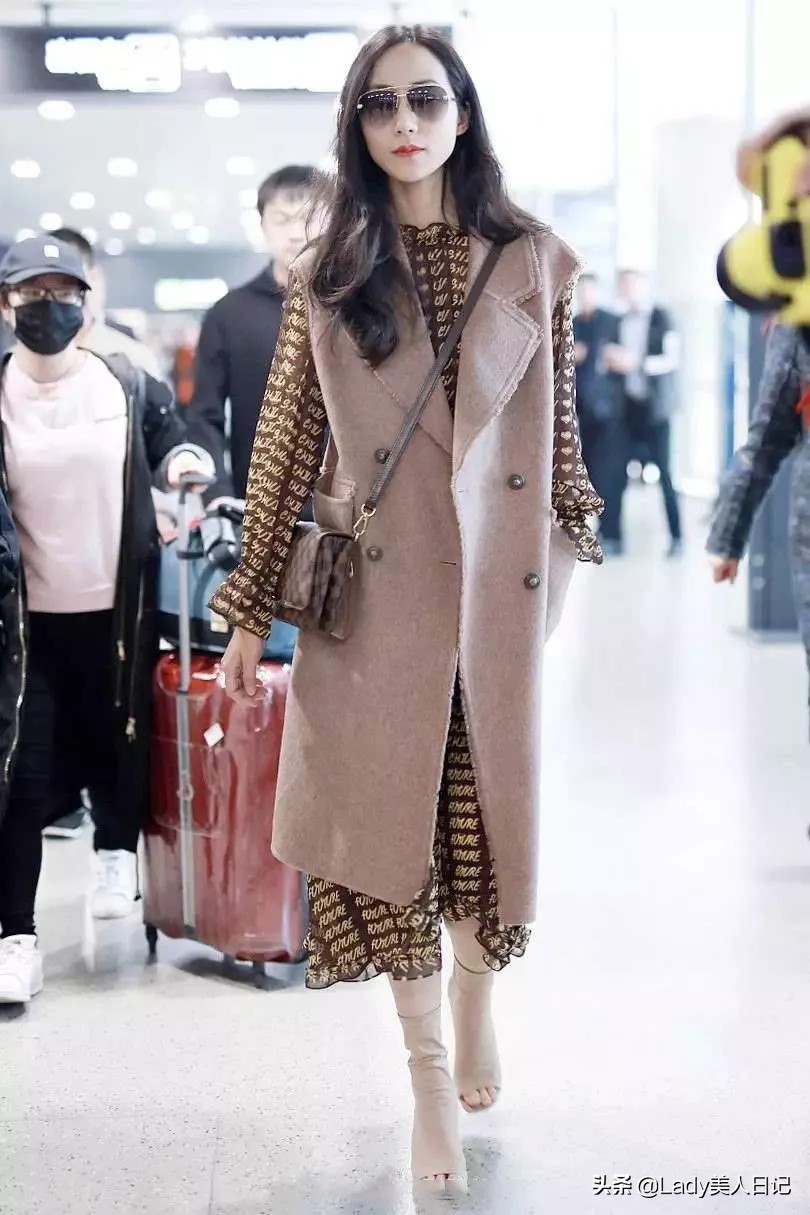 春天衣柜必备温柔连衣裙,你的衣柜应该有几条牛仔连衣裙