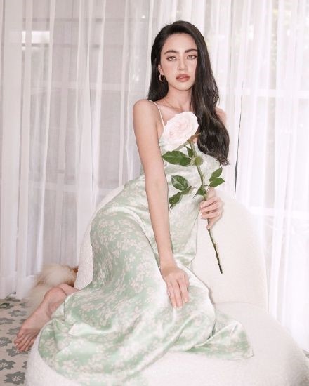 杨幂碎花裙粉色,杨幂穿东北碎花裙时尚感爆棚