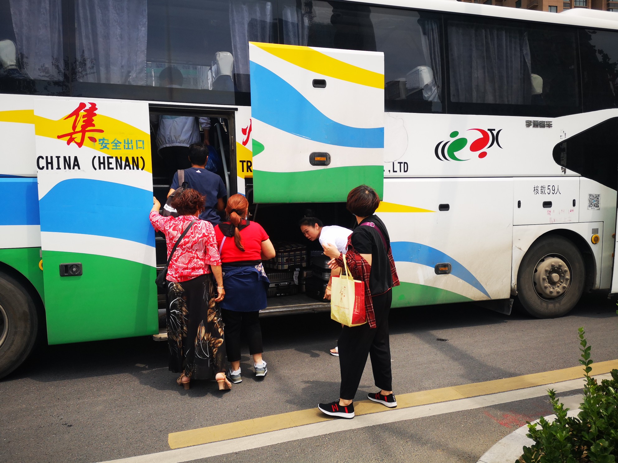 暗访郑州客运站,都市报道郑州大巴车站外揽客