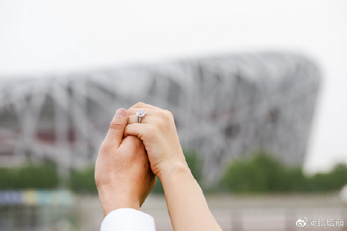 32岁百米飞人赛场晒幸福！女友名校出身还是美女主持，大钻戒亮了