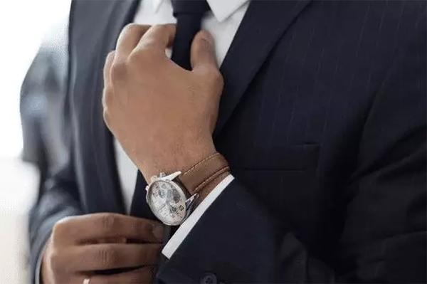 机械表vs石英表你会怎么选,石英表和机械表对比哪个价格更高