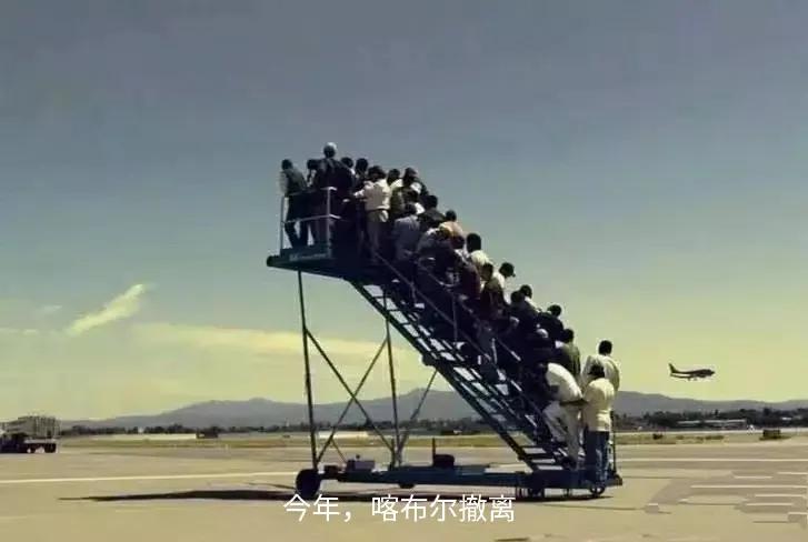 21岁足球运动员身亡,17岁足球青训队员从飞机侧面坠落