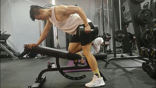 100斤瘦子增肌哑铃训练,哑铃垫高蹲练大腿内侧增肌