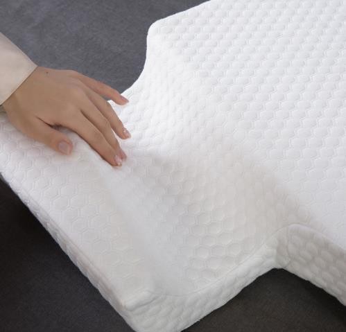 老公的救星！推特爆红防手麻枕头下方开洞设计人性化