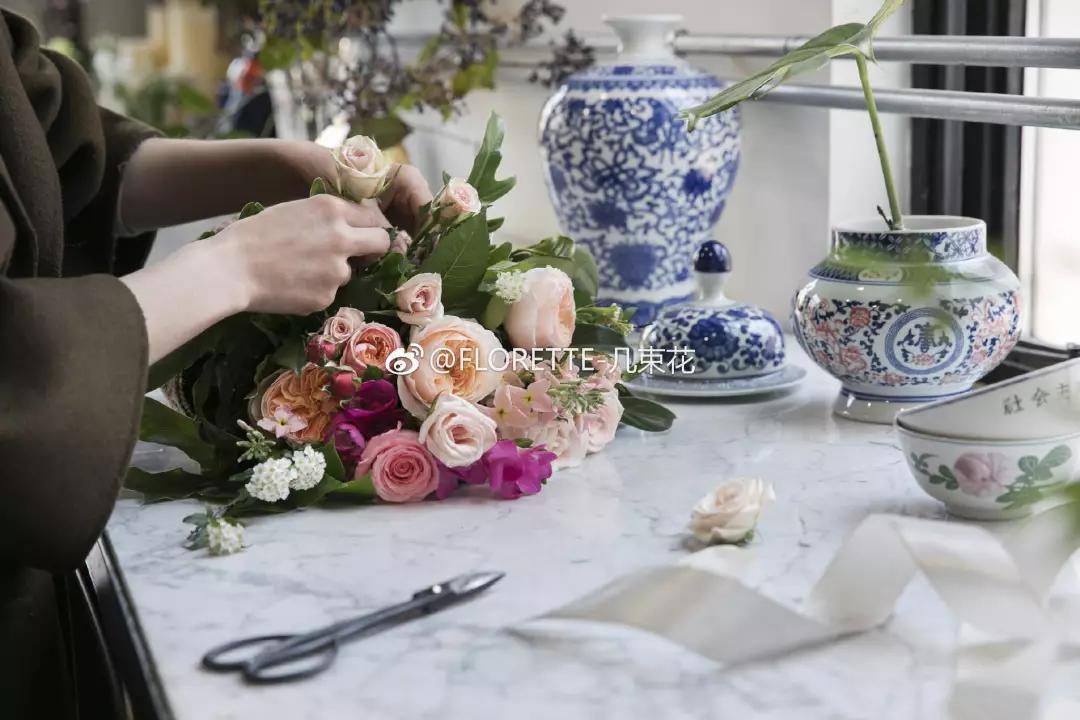 这家破厂房改造的花店，这是北京最美的小花店，明星都来拍照