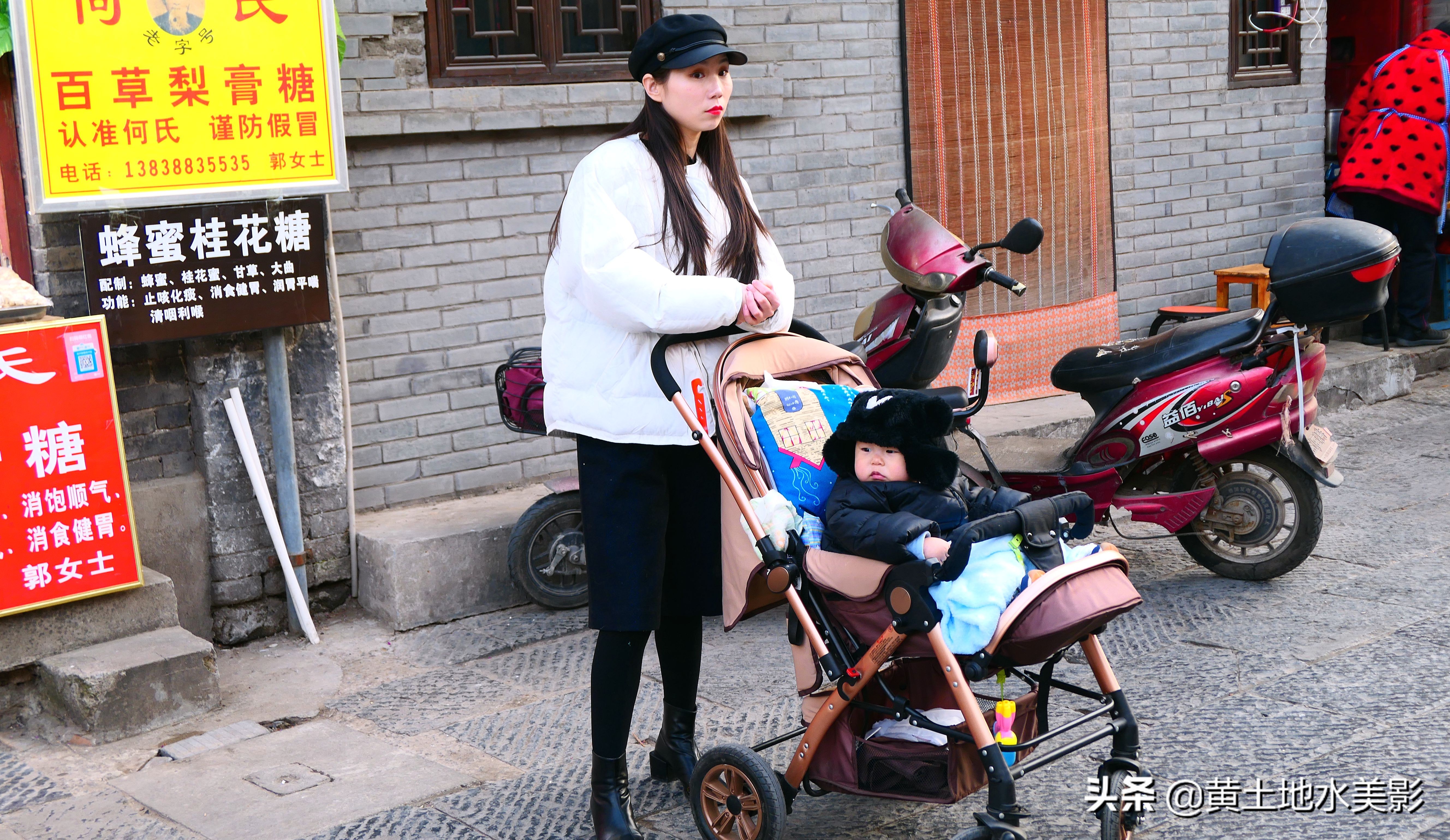 一群鸽子绕鼓楼盘旋,一家老外吃在洛阳,漫步在洛阳老城的街上