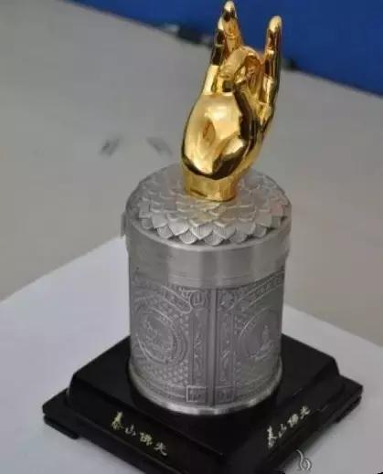 利群3万一条的烟,黄鹤楼2万一条的烟