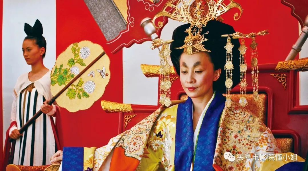 刘嘉玲54岁：经历富商绯闻和裸照风波，不生娃，靠8个字撑到今天