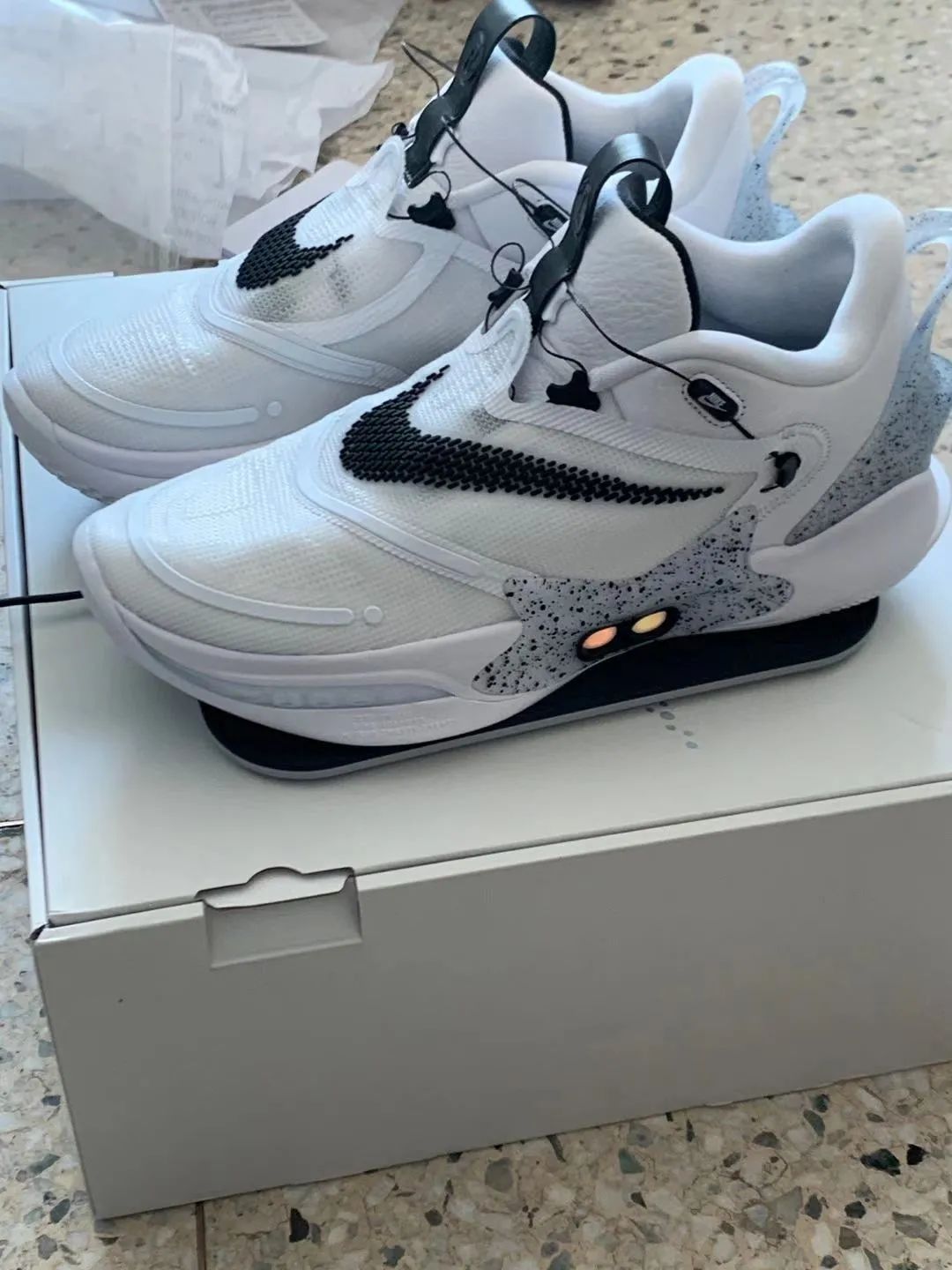 涨见识了!原来很多开宝马的都有一面鞋墙,穿的球鞋不上千就上万