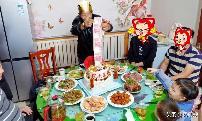 城里女婿帮丈母娘干活,农村女婿给丈母娘晒谷子