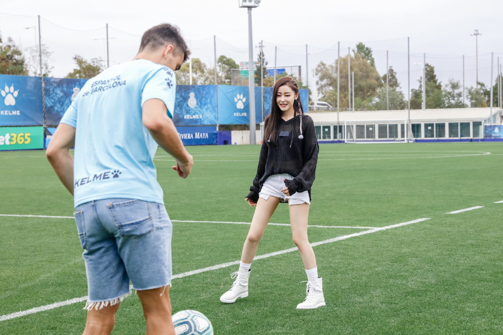 张天爱玩足球，穿透视上衣配超短裤，一双长腿不输旁边男运动员