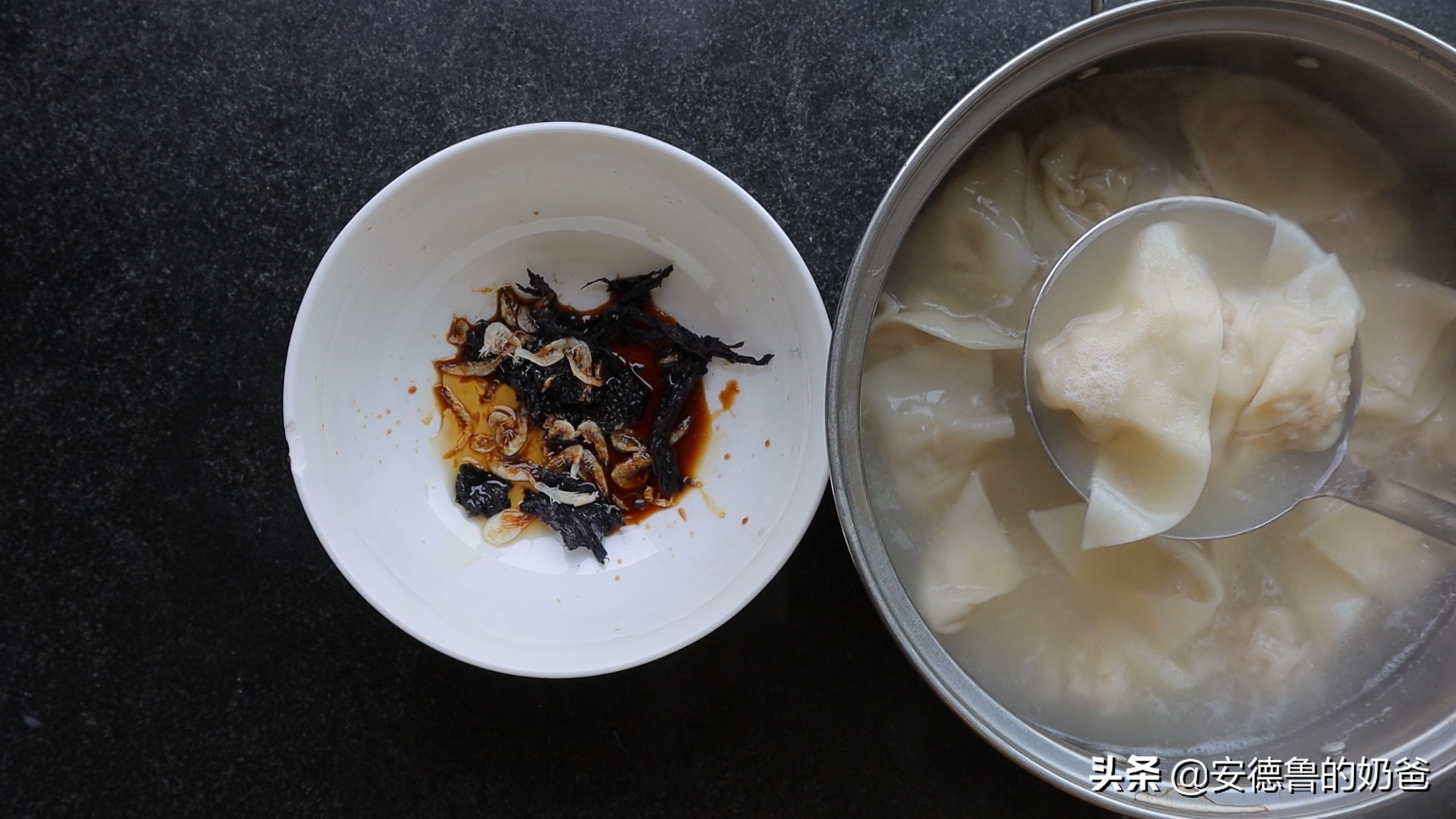 奶爸在家带着娃做馄饨现包现煮真材实料小朋友吃了一大碗