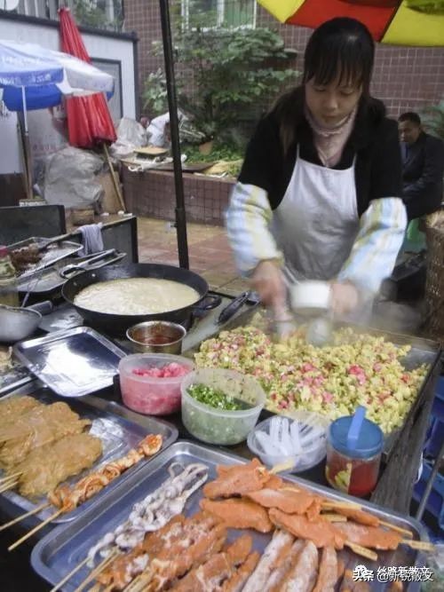 姐姐在手术室做手术,姐姐躺在手术台上