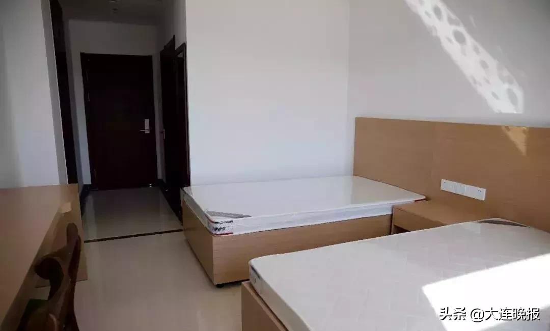 3万人足球场,大连人工草坪足球场