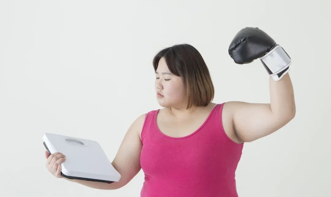 这姑娘月薪8K,*款贷**60W区去健身?