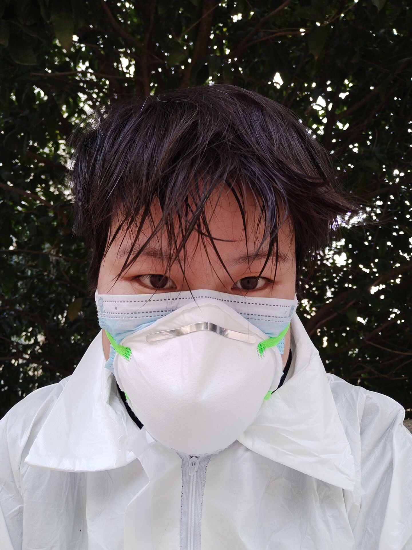 让村民安心居家隔离,在居民家中与居民亲切交流