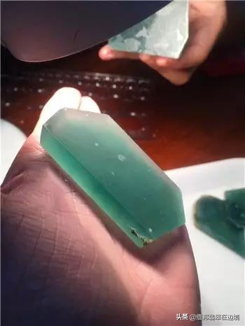 罕见的冰种翡翠,切出罕见冰翡翠