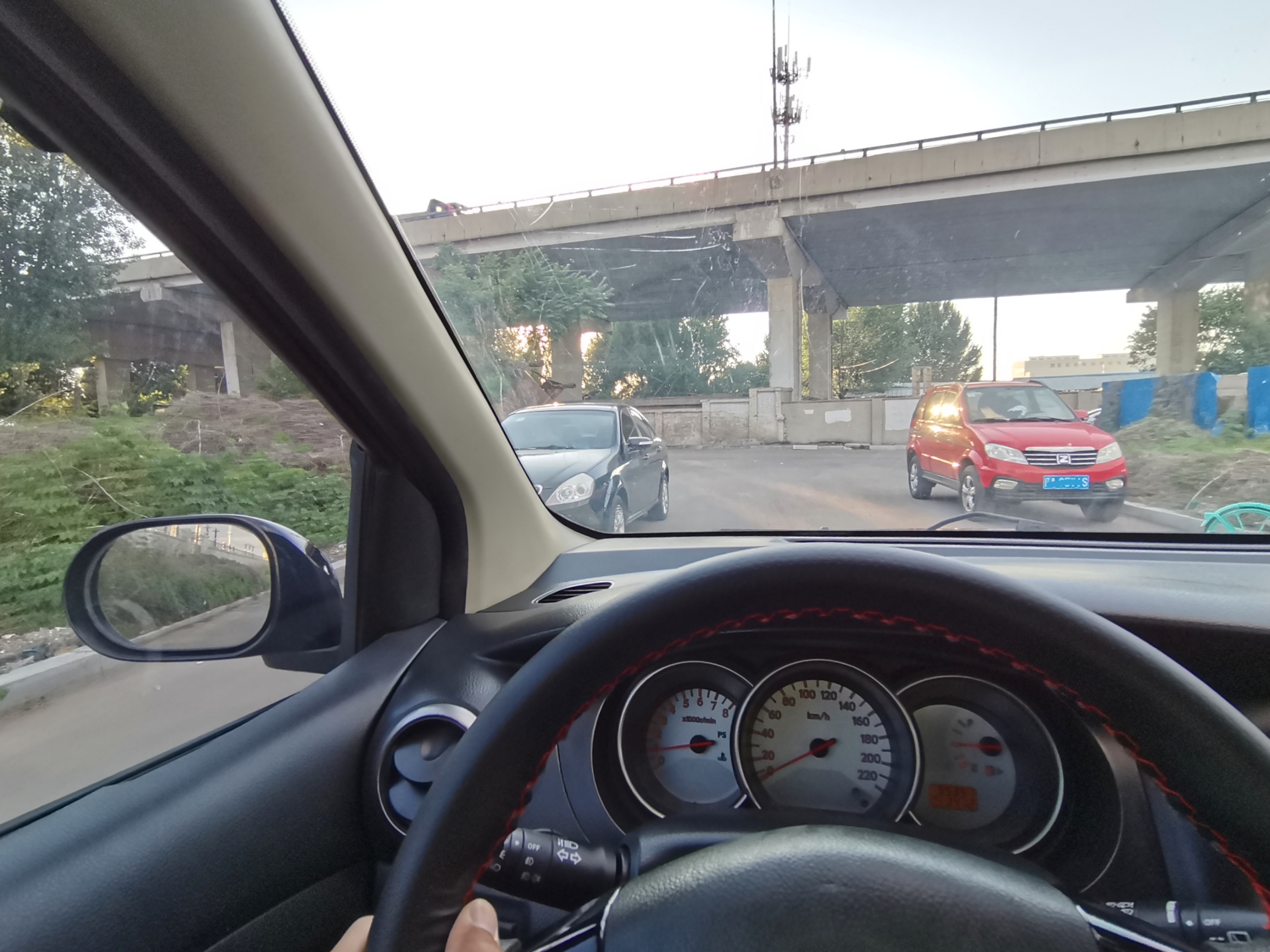 日产小面包车,实用家庭代步车日产骊威