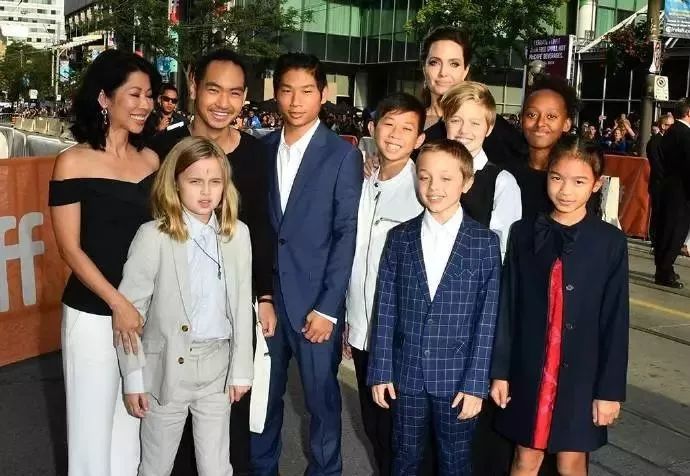 西尔莎罗南获金球奖,文娱有料