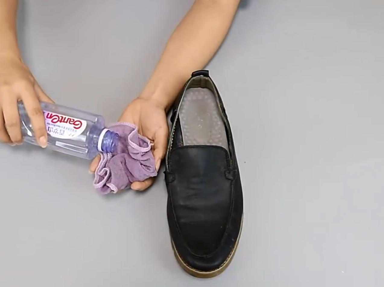 鞋子前头挤脚最快的解决办法,新鞋子前面太窄了挤脚小妙招