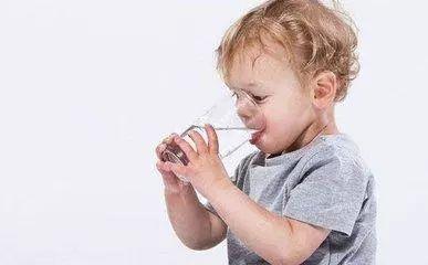 冬季宝宝嘴巴干裂得厉害怎么回事,一到冬天嘴巴就起皮的宝宝们