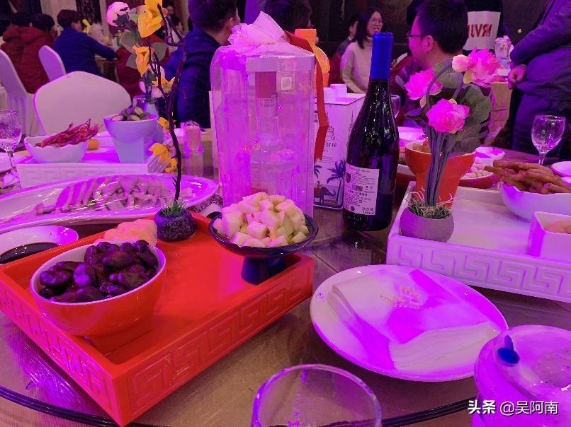 土豪请客吃饭300元,土豪一桌宴席500万